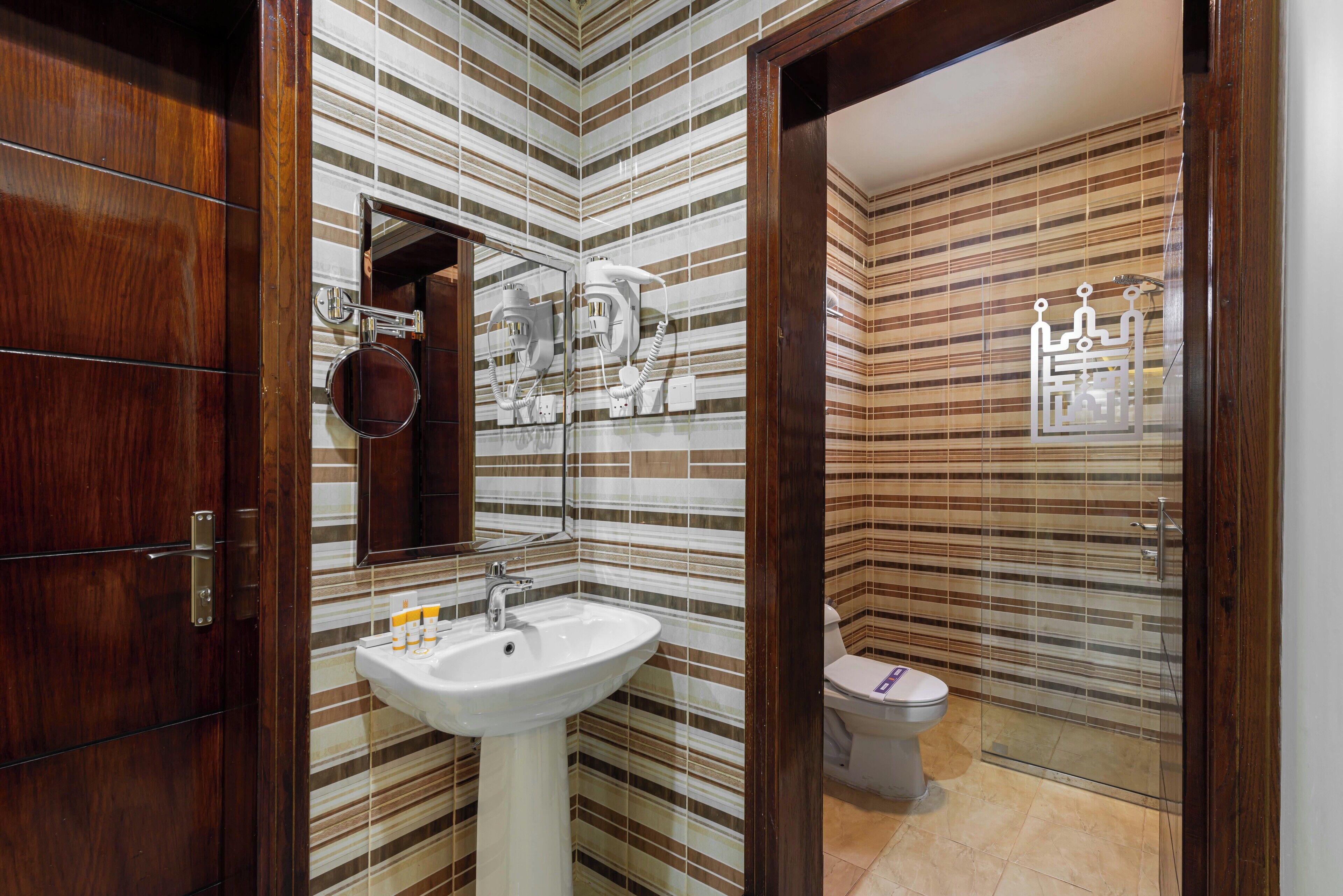 家庭套房 | 浴室 | 淋浴设施、毛巾、肥皂、洗发水