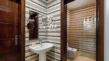 Familien-Suite | Badezimmer | Dusche, Handtücher, Seife, Shampoo