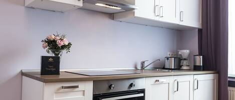 Kjøleskap, ovn, kokeplater og oppvaskmaskin