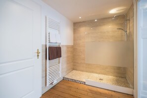 Dusche, umweltfreundliche Kosmetikartikel, Haartrockner, Toilettenpapier