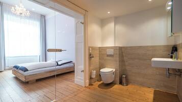 Dusche, umweltfreundliche Kosmetikartikel, Haartrockner, Toilettenpapier