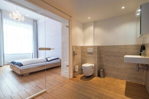 Dusche, umweltfreundliche Kosmetikartikel, Haartrockner, Toilettenpapier