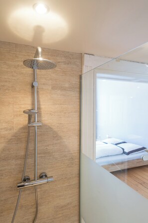 Een douche, milieuvriendelijke toiletartikelen, een haardroger