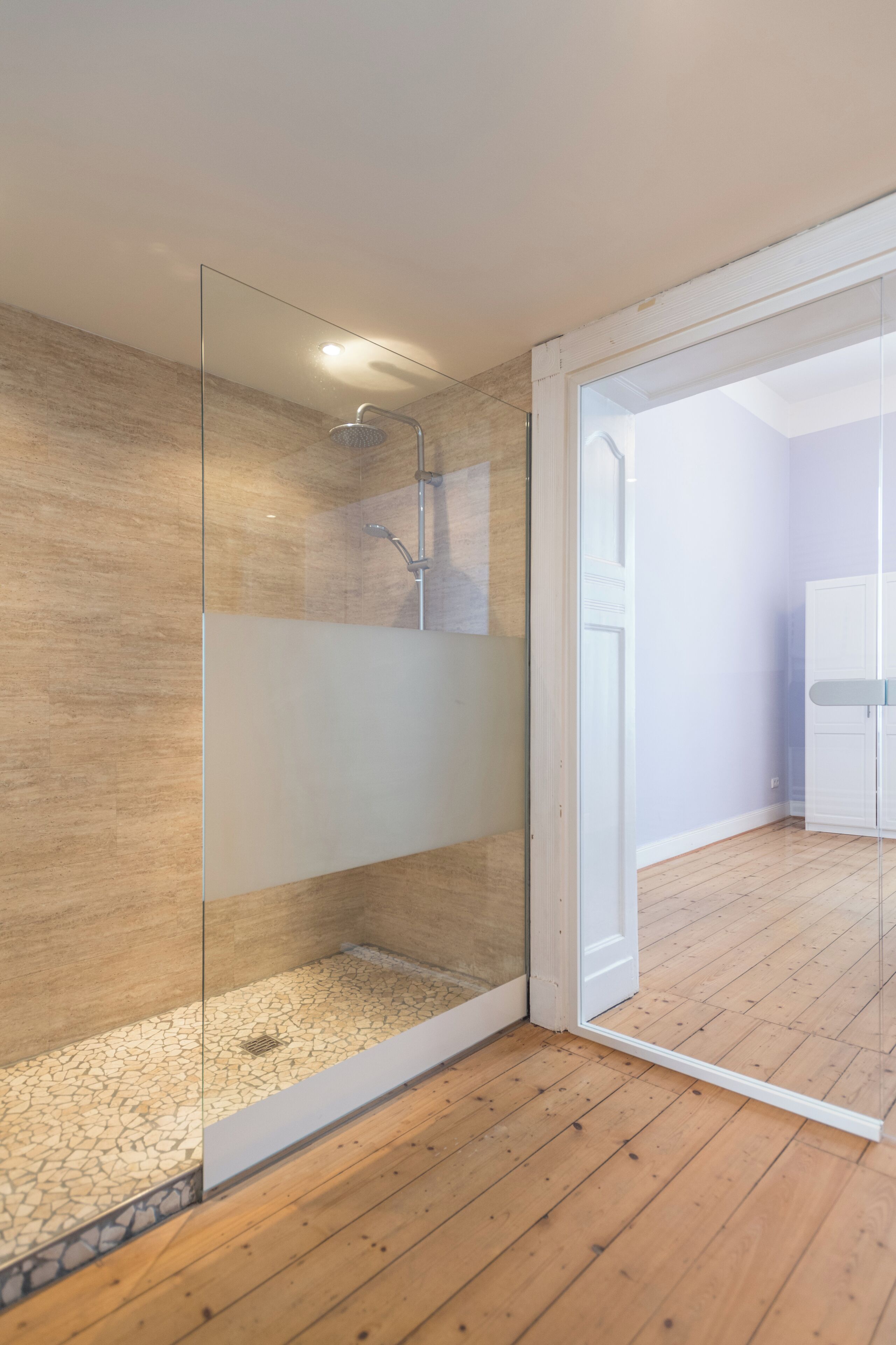 Dusche, umweltfreundliche Kosmetikartikel, Haartrockner, Toilettenpapier