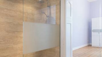 Dusche, umweltfreundliche Kosmetikartikel, Haartrockner, Toilettenpapier