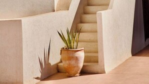 Un diseño arquitectónico moderno con una escalera que conduce a un nivel superior.
