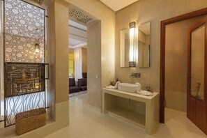 Un bany modern amb un mirall gran, un lavabo blanc i una dutxa.