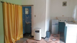 Kylskåp, mikrovågsugn, spishäll och vattenkokare