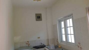 Frigorífico, microondas, placa de cocina y hervidor eléctrico