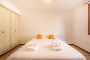 4 bedrooms, iron/ironing board, WiFi, bed sheets