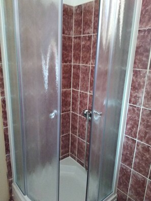 Een douche, een haardroger, handdoeken, zeep