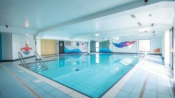 Een binnenzwembad en een verwarmd zwembad