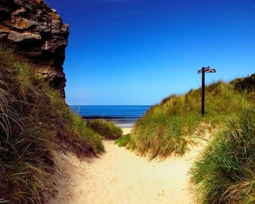 Aurora on the Dunes: Coastal Stay Near West Beach with Lighthouse View!
