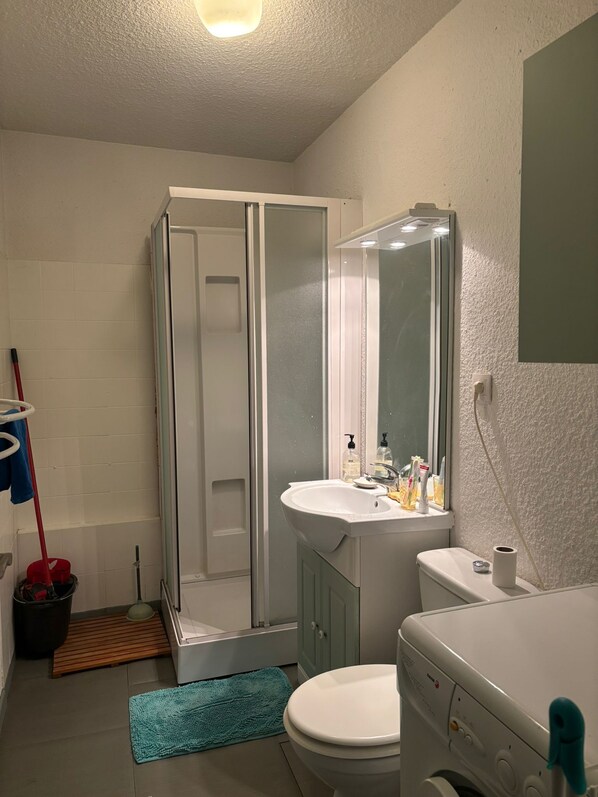 Dusche, Handtücher, Toilettenpapier