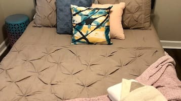 3 habitaciones, tabla de planchar con plancha, internet y ropa de cama
