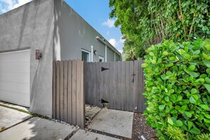 Property grounds - Sunshine Retreat Studio for 2! (Fort Lauderdale)