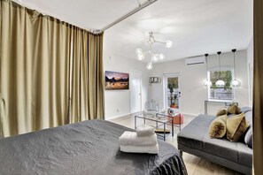 Studio, 1 Queen Bed, Kitchen, Garden View (Sunshine Retreat) | Individually decorated, individually furnished - Sunshine Retreat Studio for 2! (Fort Lauderdale)