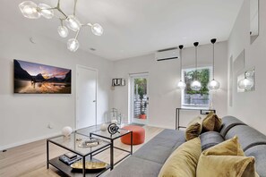 Estudio, 1 cama Queen size, cocina, vista al jardín (Sunshine Retreat) | Área de sala de estar | Televisión de pantalla plana de 42 pulgadas con canales digitales