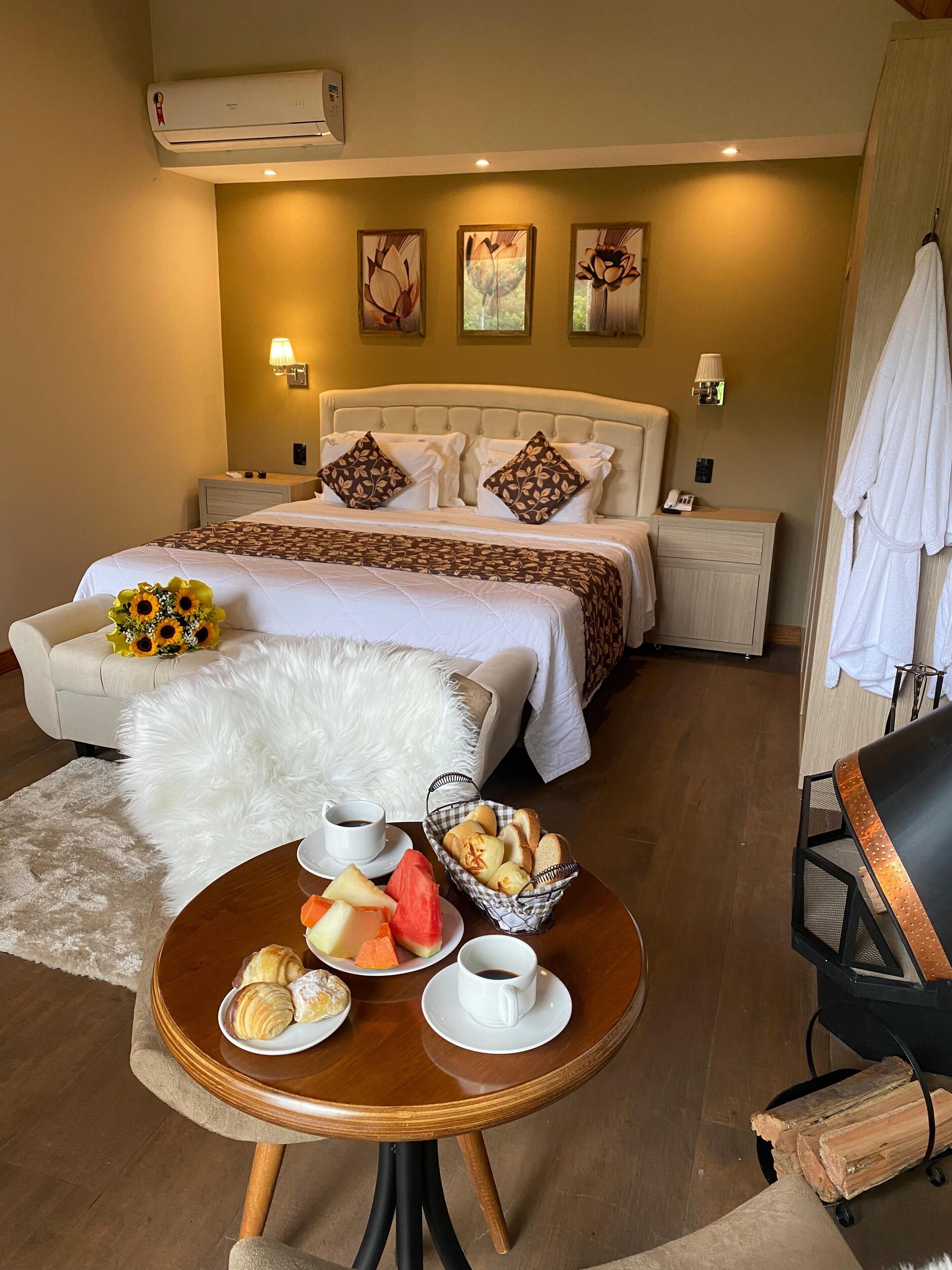 Deluxe Chalet, Mountain View | Iron/ironing board, free WiFi, bed sheets