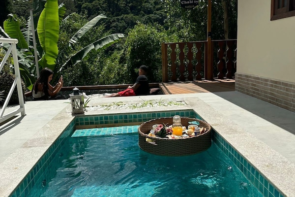 Chalé superluxo, piscina particular, vista para a montanha | 2 quartos, ferros/tábuas de passar roupa, Wi-Fi de cortesia