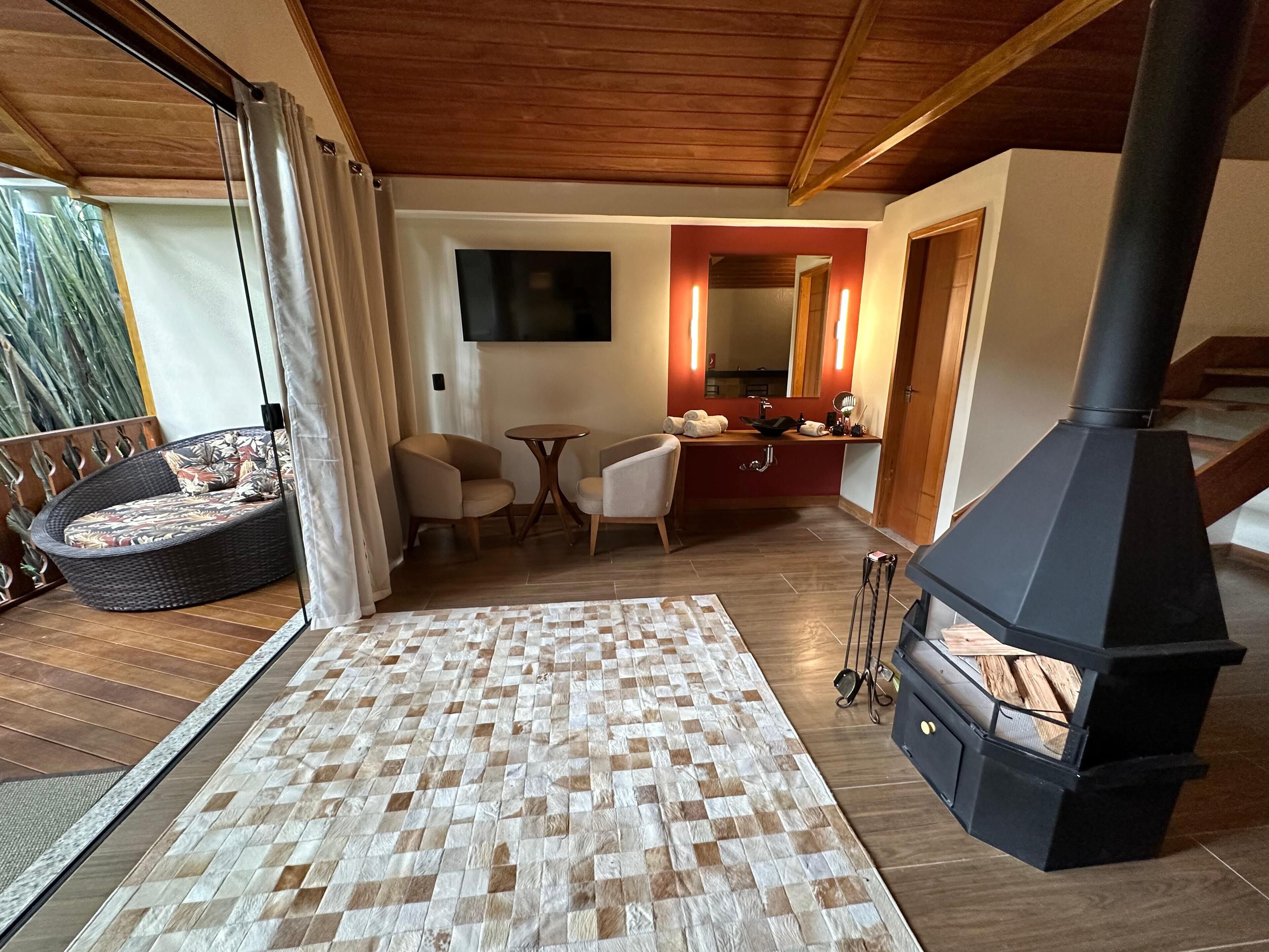 Luxury Cabin, Mountain View | Iron/ironing board, free WiFi, bed sheets