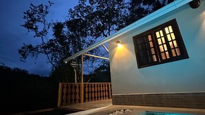 A modern building with a swimming pool at dusk. - CHALÉS PRINCESA ISABEL (Petrópolis)