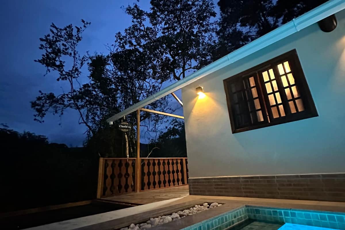Un bâtiment moderne avec une piscine, au crépuscule.
