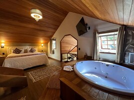 Luxury Cabin, Mountain View | Iron/ironing board, free WiFi, bed sheets