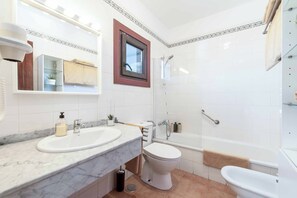 Shower, bidet, towels