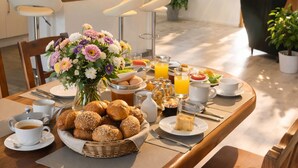 A modern kitchen with a dining area. - Apartment "Romantik" - an apartment with a special character (Mürlenbach)