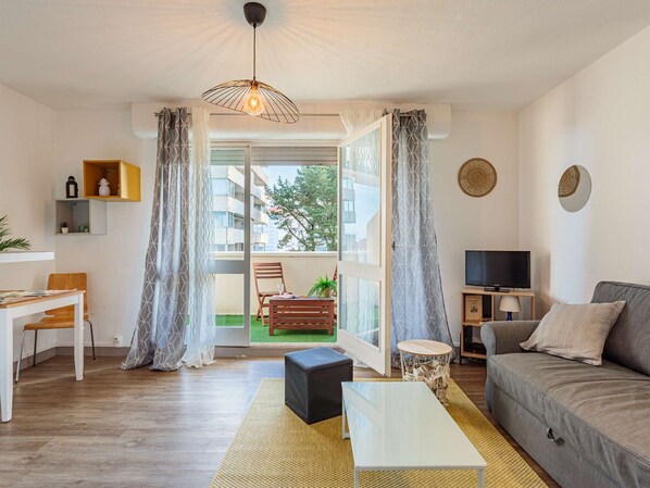 TV - Modern studio with balcony and parking in Biarritz (Biarritz)