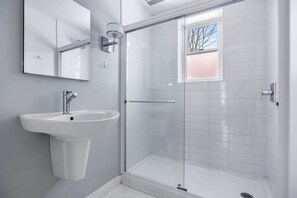 Shower, hair dryer, shampoo - Bright, Spacious Cottage on Bike Path Near Lake (Harbert)