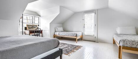 4 bedrooms, iron/ironing board, WiFi, bed sheets