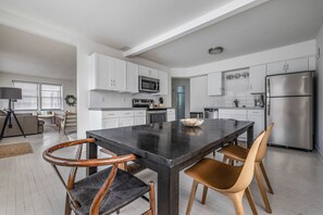 Kylskåp, mikrovågsugn, ugn och spishäll