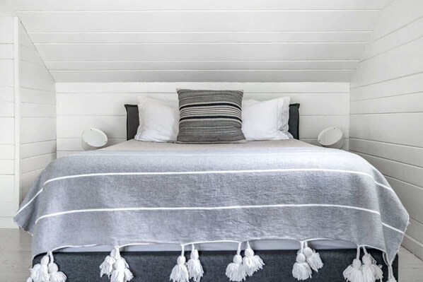 4 bedrooms, iron/ironing board, WiFi, bed sheets