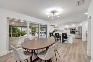 Casa, diversos llits, accés a la piscina, vistes a la piscina (Waterfront Paradise) | Servei de restauració