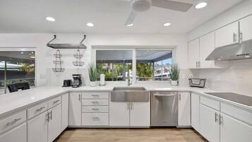 Casa, várias camas, acesso à piscina, vista para a piscina (Waterfront Paradise) | Cozinha privada | Geladeira, micro-ondas, fogão, cooktop