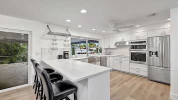 Casa, várias camas, acesso à piscina, vista para a piscina (Waterfront Paradise) | Cozinha privada | Geladeira, micro-ondas, fogão, cooktop