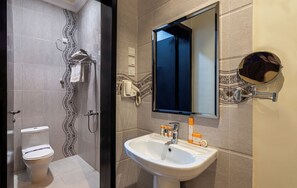 Family Suite | Bathroom | Shower, hair dryer, slippers, towels