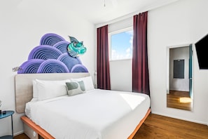 12 Schlafzimmer, Schreibtisch, Bügeleisen/Bügelbrett, Reisekinderbett