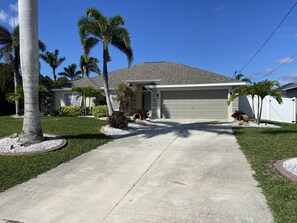 Exterior - 4-bedroom tropical oasis pool home, family and dog friendly in Cape Coral. (Cape Coral)