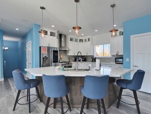 Kylskåp, mikrovågsugn, ugn och spishäll