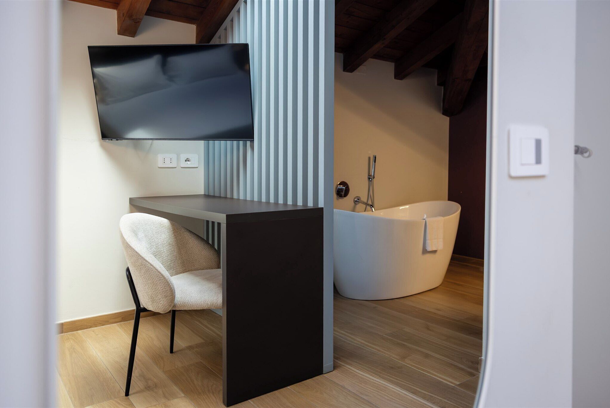 Habitación Deluxe | Caja fuerte, tabla de planchar con plancha, wifi gratis