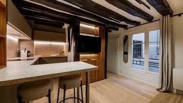 Een microgolfoven, een oven, een kookplaat, een vaatwasser