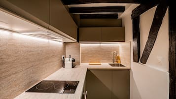 Een microgolfoven, een oven, een kookplaat, een vaatwasser