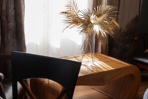 Chambre Double Premium, salle de bains attenante, vue ville (Capitaine Lala Saul) | 1 chambre, chambres insonorisées, Wi-Fi gratuit