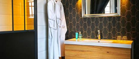 Deluxe Double Room, Ensuite, City View (Deluxe Cabine du Timonier) | Bathroom