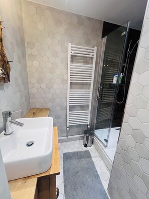 Dusche, Haartrockner, Handtücher