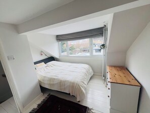 2 bedrooms, iron/ironing board, WiFi