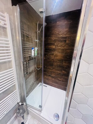 Shower, hair dryer, towels - Westmeads wings. 5 minutes walk to the harbour and close to town and beach (Whitstable)